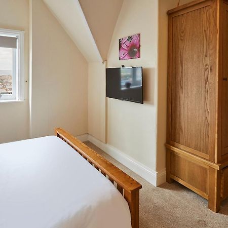 Host & Stay - The Garret Suite Whitby Bagian luar foto